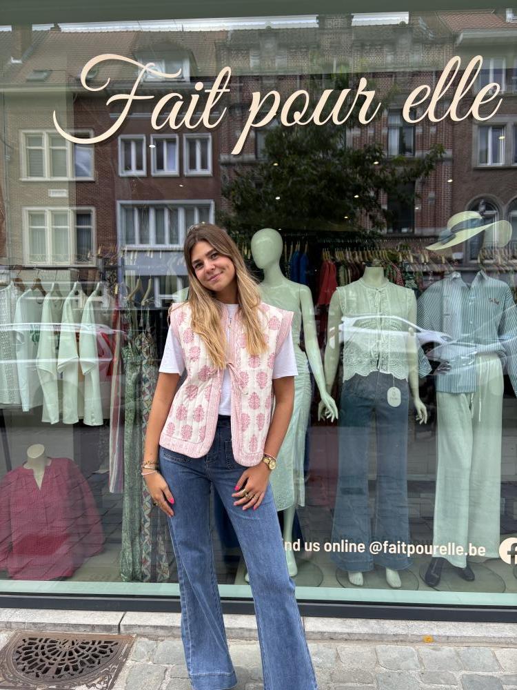 Acheter en ligne Gilets Gilet Kacy fleuri rose Gilets Gilet Kacy fleuri rose